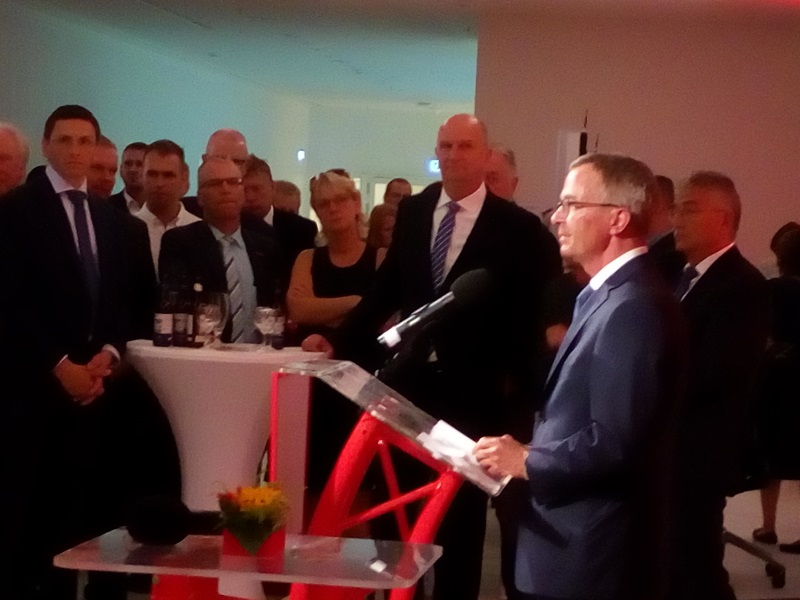 v.r.n.l. Noch amtierender Wirtschaftsminister Albrecht Gerber mit beeindruckender Abschiedsrede